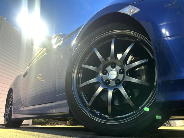 �yCROSS SPEED��18�C���`�A���~�z�C�[���z�O�ςɃ}�b�`�����A���~�z�C�[���𑕒����Ă���܂��B�e��A���~�z�C�[����A�X�^�b�h���X�^�C�����戵�����Ă���܂��B���񂲑��k����������