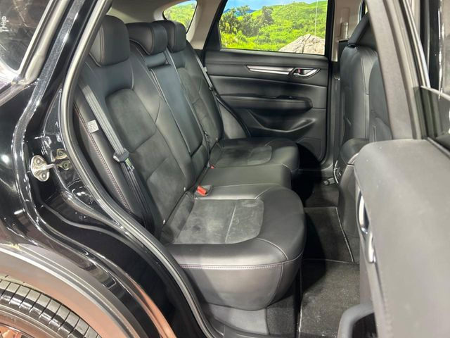 後部座席も気になるようなキズ・汚れやへたり等、大きなダメージはなく、良好な状態です。