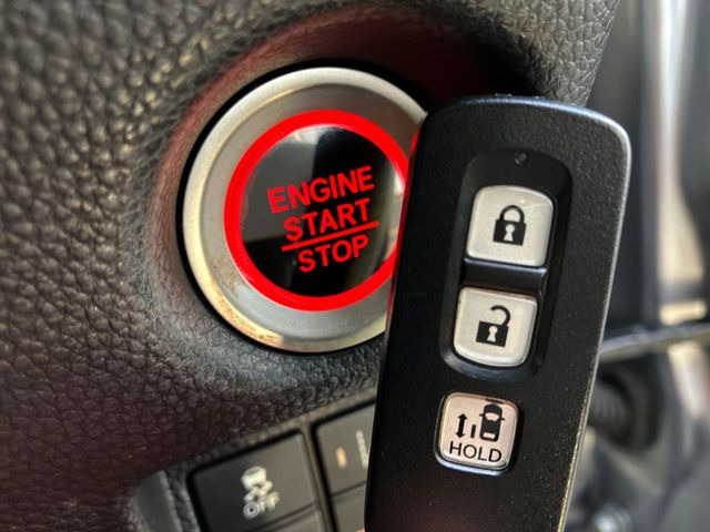 �yHonda�X�}�[�g�L�[�z�J�o����|�P�b�g�ɓ��ꂽ�܂܂ł��h�A�̎{���E�������\�ȃX�}�[�g�L�[�𑕔��B�G���W���̃I���E�I�t�����J�M�����o���K�v����������Ƃ��Ă��֗��ł���