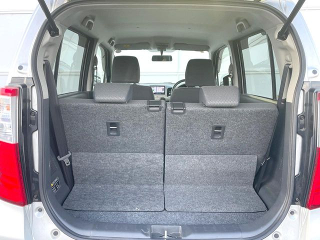 ラゲッジルームは、大容量のスペースを確保。普段のお買い物からレジャーまで、幅広く活躍してくれます!また、リアシートを倒すことでバリエーション豊かにお使いいただけます。