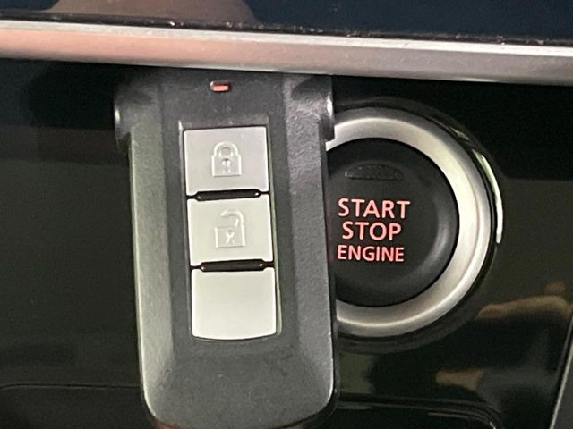 【インテリジェントキー】カバンやポケットに入れたままでもドアの施錠・解錠が可能なスマートキーを装備。エンジンのオン・オフ時もカギを取り出す必要が無いからとっても便利です♪