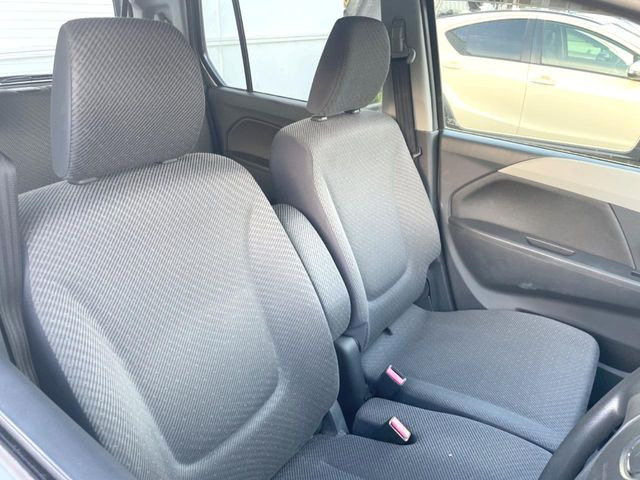 運転席まわりには十分なスペースがあり、大柄な方でもゆったり運転していただける環境です。