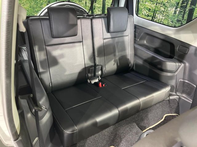 後部座席も気になるようなキズ・汚れやへたり等、大きなダメージはなく、良好な状態です。