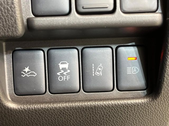 【エマージェンシーブレーキ】走行中に前方の車両等を認識し、衝突しそうな時は警報とブレーキで衝突回避と被害軽減をアシスト。より安全にドライブをお楽しみいただけます。