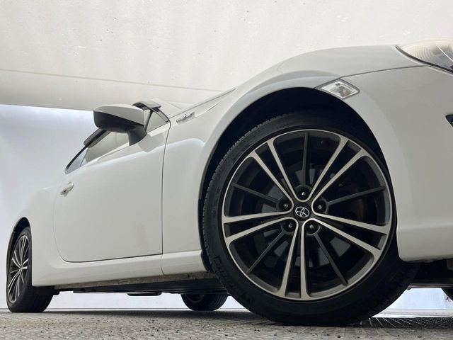 �y����17�C���`�A���~�z�C�[���z�O�ςɃ}�b�`���������A���~�z�C�[���𑕒����Ă���܂��B�e��ЊO�A���~�z�C�[����A�X�^�b�h���X�^�C�����戵�����Ă���܂��B���񂲑��k����������