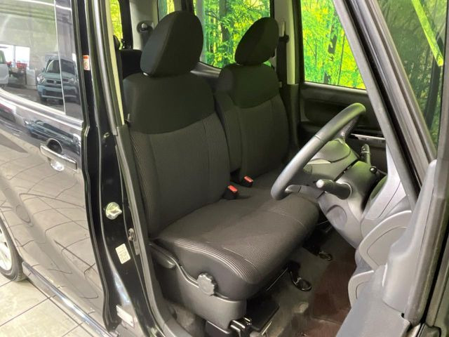 運転席まわりには十分なスペースがあり、大柄な方でもゆったり運転していただける環境です。