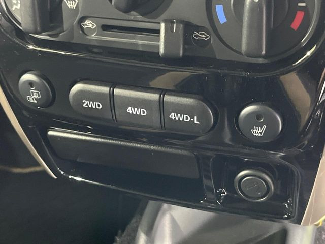 【シートヒーター】寒い日に重宝するシートヒーター!エアコンより早く温まってくれるので寒がりの人も安心ですね♪エアコンの温風は乾燥するから苦手、という方にもをおすすめです。