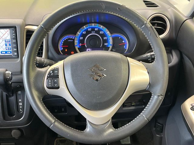 �y�����v�����X�e�A�����O�z�㎿�Ȋv���g�p���邱�ƂŁA��ɂ����������݂ƂĂ��^�]���₷���n���h���ł���