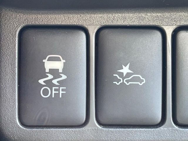 【エマージェンシーブレーキ】走行中に前方の車両等を認識し、衝突しそうな時は警報とブレーキで衝突回避と被害軽減をアシスト。より安全にドライブをお楽しみいただけます。