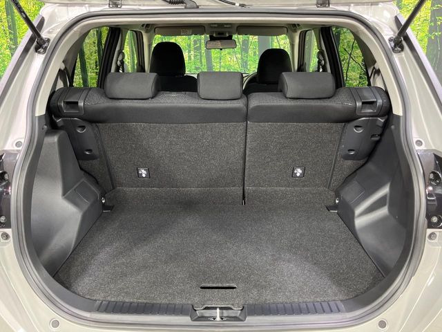 ���i�̂���������ʋ΁A���}���ɏ\���ȉ׎��X�y�[�X���m�ۂ��Ă���܂��B�Z�J���h�V�[�g��|���ƁA�傫�ȉו��̐ύڂ��\�ł���