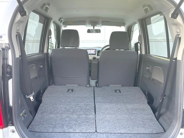 後席を格納すると、これだけの広さが!シーンに合わせたシートアレンジで、大きな荷物も積むことが出来ます♪