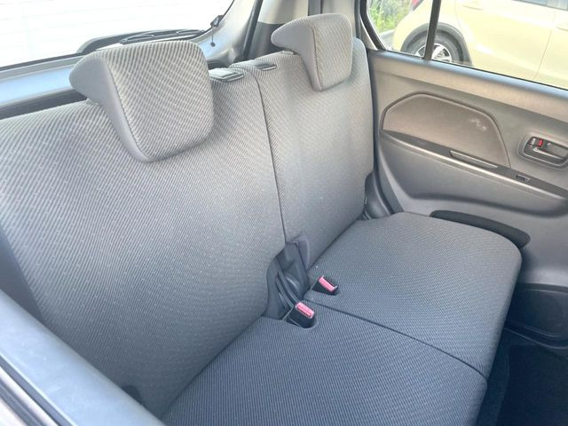 広々とした2列目シートは居住性が高く、居心地も快適!友達や家族とのお出かけにぴったりです。ベビーシートやチャイルドシート使用時も快適にお過ごしいただける十分な空間を確保しています。