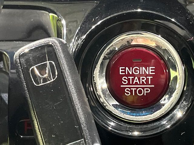 �yHonda�X�}�[�g�L�[�z�J�o����|�P�b�g�ɓ��ꂽ�܂܂ł��h�A�̎{���E�������\�ȃX�}�[�g�L�[�𑕔��B�G���W���̃I���E�I�t�����J�M�����o���K�v����������Ƃ��Ă��֗��ł���