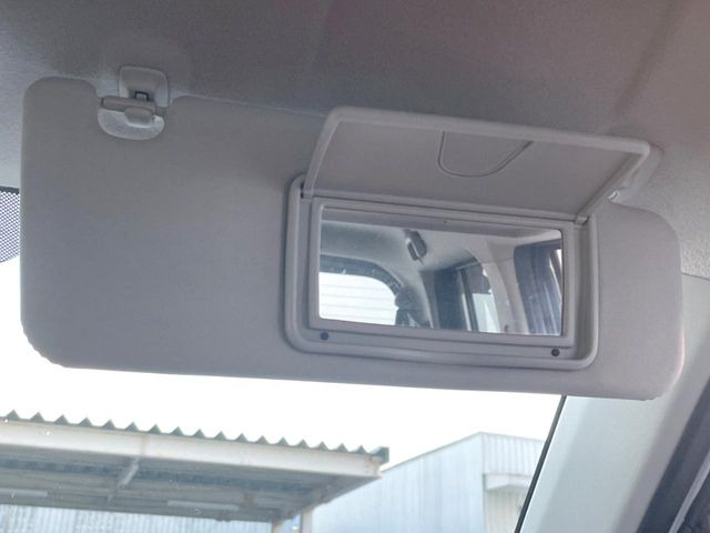 【バニティミラー】サンバイザー裏に設置されたミラーで身だしなみチェック!ちょっとしたメイク直しにも活躍します♪