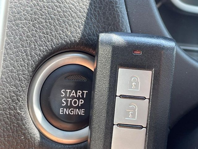 【インテリジェントキー】カバンやポケットに入れたままでもドアの施錠・解錠が可能なスマートキーを装備。エンジンのオン・オフ時もカギを取り出す必要が無いからとっても便利です♪