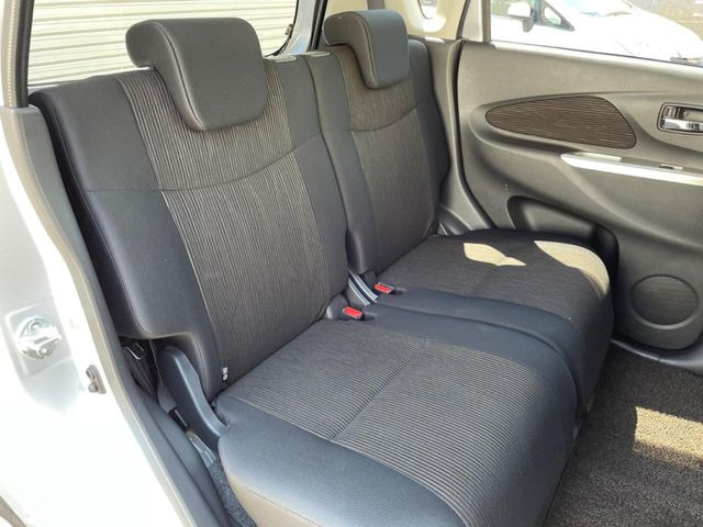 後部座席も気になるようなキズ・汚れやへたり等、大きなダメージはなく、良好な状態です。