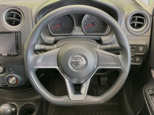 �C���e���A�ɍ��킹���f�U�C���̃X�e�A�����O�́A�^�]�������̂��Ƃ��l���A�^�]���₷���`��A�傫���ł��B�����x�A���ۂɐG���Ă��m���߂��������B