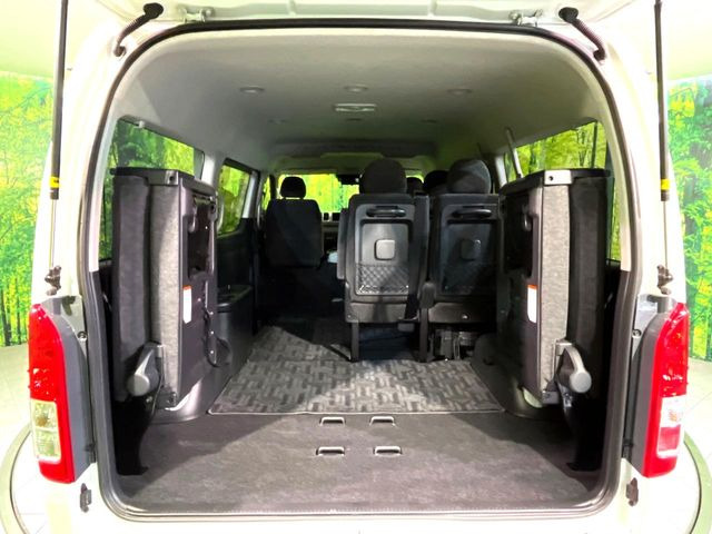 ���i�̂���������ʋ΁A���}���ɏ\���ȉ׎��X�y�[�X���m�ۂ��Ă���܂��B�Z�J���h�V�[�g��|���ƁA�傫�ȉו��̐ύڂ��\�ł���