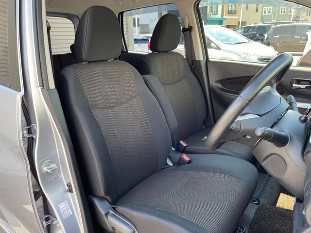 運転席シート廻りは使用感も少なく、良好な状態となっています。丁寧に使われていたことがよくわかりますね。