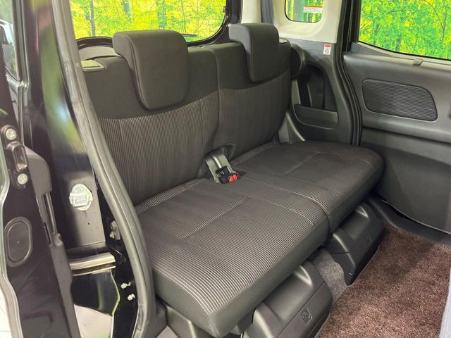 広々とした2列目シートは居住性が高く、居心地も快適!友達や家族とのお出かけにぴったりです。ベビーシートやチャイルドシート使用時も快適にお過ごしいただける十分な空間を確保しています。