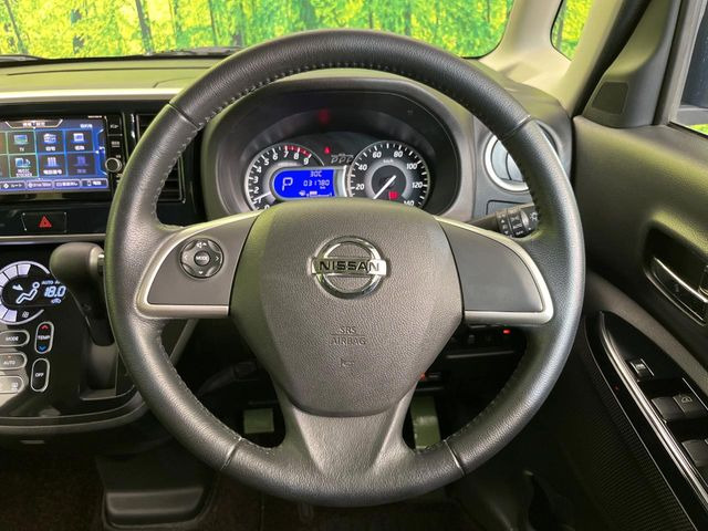 インテリアに合わせたデザインのステアリングは、運転される方のことも考え、運転しやすい形状、大きさです。是非一度、実際に触ってお確かめください。