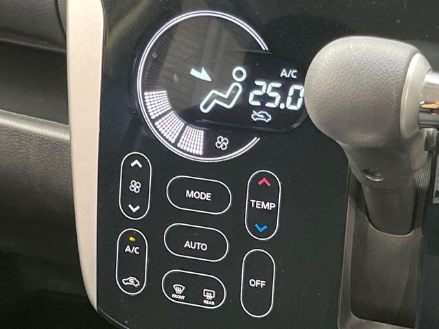 【オートエアコン】一度お好みの温度に設定すれば、車内の温度を検知し風量や温度を自動で調整。暑い…寒い…と何度もスイッチ操作をする必要はありません。快適な車内空間には必須の機能ですね♪