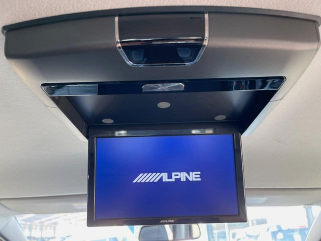 【フリップダウンモニター】大画面モニターで後席でもエンタメをお楽しみいただけます。小さなお子様にも大人気の装備です♪