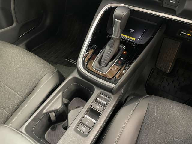 専用ドリンクホルダー、アームレスト等の純正品、社外品取付も可能です!飲み物の置き場に困っている方はお気軽にお尋ねください!!