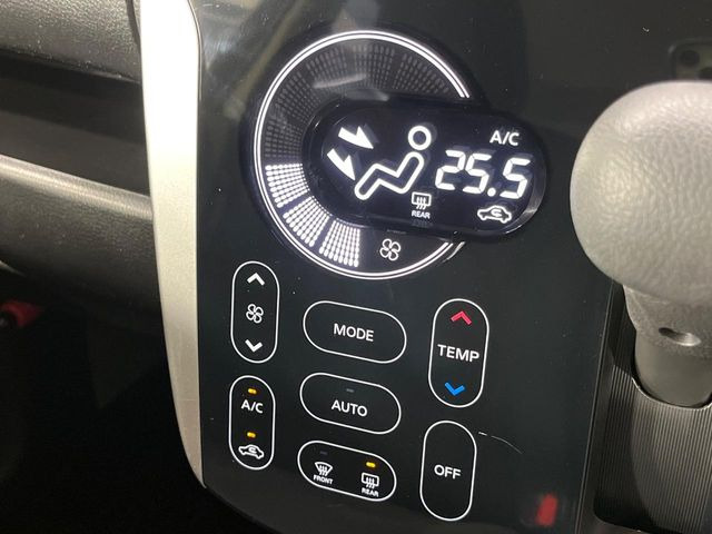 【オートエアコン】一度お好みの温度に設定すれば、車内の温度を検知し風量や温度を自動で調整。暑い…寒い…と何度もスイッチ操作をする必要はありません。快適な車内空間には必須の機能ですね♪