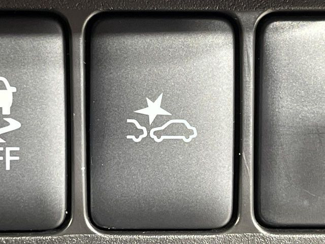 【エマージェンシーブレーキ】走行中に前方の車両等を認識し、衝突しそうな時は警報とブレーキで衝突回避と被害軽減をアシスト。より安全にドライブをお楽しみいただけます。