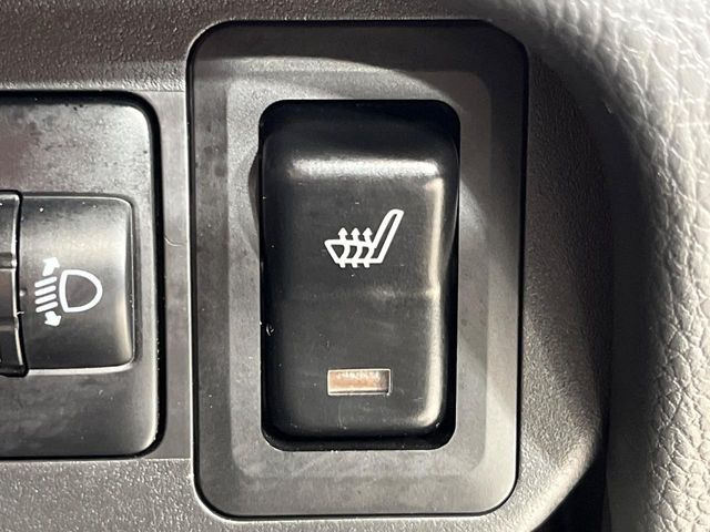 【シートヒーター】寒い日に重宝するシートヒーター!エアコンより早く温まってくれるので寒がりの人も安心ですね♪エアコンの温風は乾燥するから苦手、という方にもをおすすめです。