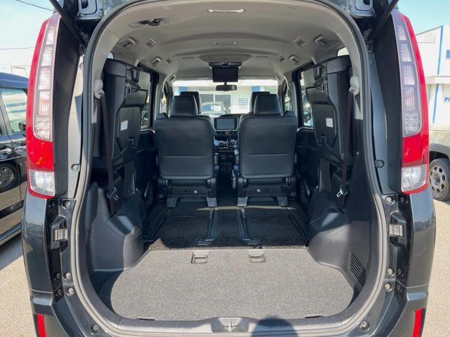 ラゲッジルームは、大容量のスペースを確保。普段のお買い物からレジャーまで、幅広く活躍してくれます!また、リアシートを倒すことでバリエーション豊かにお使いいただけます。