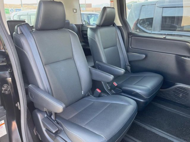 二列目中央はウォークスルーとなっております。二列目と三列目の移動や乗り降りがとっても楽になるので、乗り降りの際もストレスを感じることはありません♪