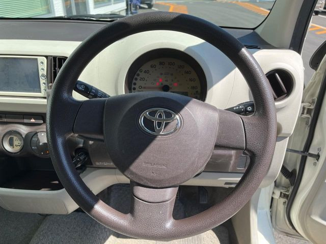 �C���e���A�ɍ��킹���f�U�C���̃X�e�A�����O�́A�^�]�������̂��Ƃ��l���A�^�]���₷���`��A�傫���ł��B�����x�A���ۂɐG���Ă��m���߂��������B