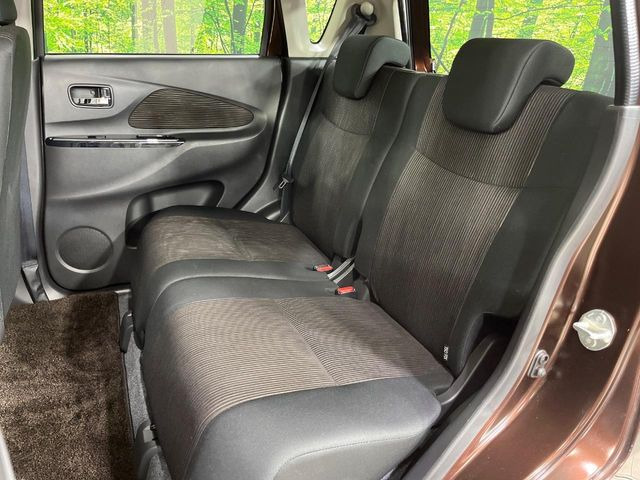 後部座席も気になるようなキズ・汚れやへたり等、大きなダメージはなく、良好な状態です。