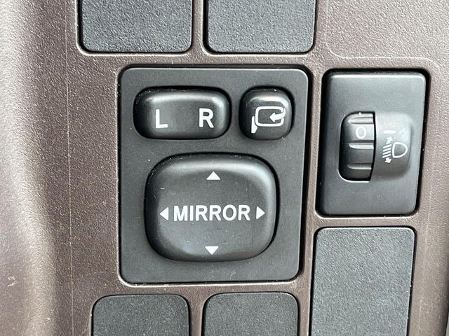 �y�d���i�[�~���[�z�T�C�h�~���[�͓d���i�[���ƂȂ��Ă���A�������ԏ�ł��L�Y�������X�N��}�����܂��B