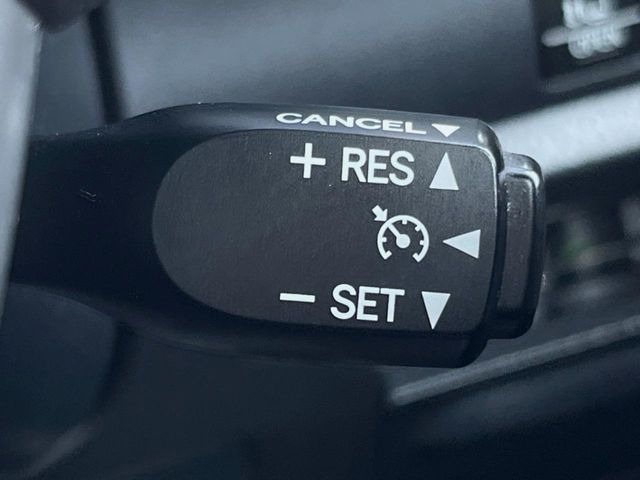 【クルーズコントロール】高速道路もラクラク走行。アクセルを離しても一定速度で走行ができ、長距離運転時の負担を軽減!加速・減速も簡単なスイッチ操作で調整できます。