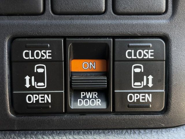 【両側パワースライドドア】スマートキーや運転席のスイッチで後席両側スライドドアの開閉が可能♪電動だから力を入れてドアを開ける必要が無く、小さなお子様でも簡単に開け閉めでき快適です♪