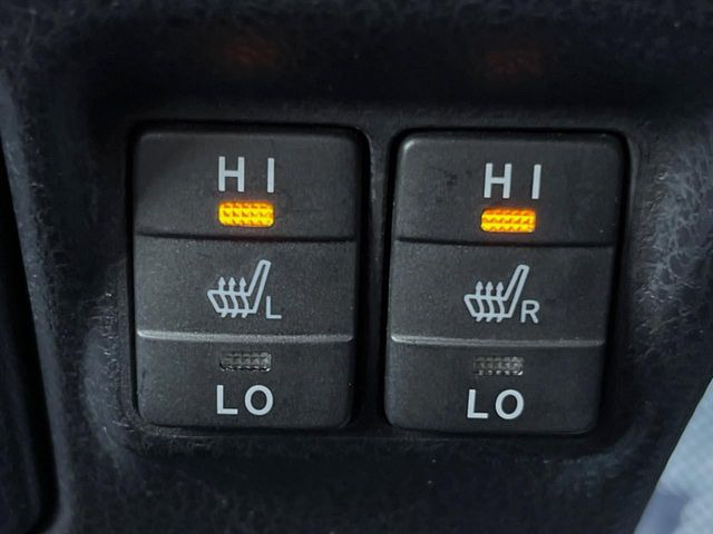 【シートヒーター】寒い日に重宝するシートヒーター!エアコンより早く温まってくれるので寒がりの人も安心ですね♪エアコンの温風は乾燥するから苦手、という方にもをおすすめです。