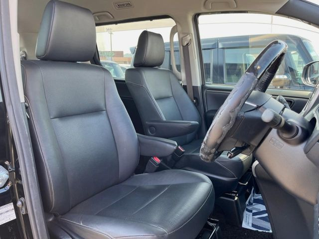 運転席まわりには十分なスペースがあり、大柄な方でもゆったり運転していただける環境です。