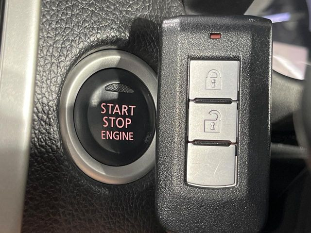 【インテリジェントキー】カバンやポケットに入れたままでもドアの施錠・解錠が可能なスマートキーを装備。エンジンのオン・オフ時もカギを取り出す必要が無いからとっても便利です♪