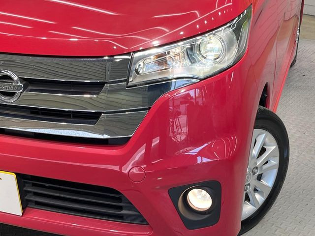 【HIDヘッドライト】非常に明るく前方を照らしてくれるので、悪天候や夜間の走行時も視界良好で安心してお乗りいただけます。