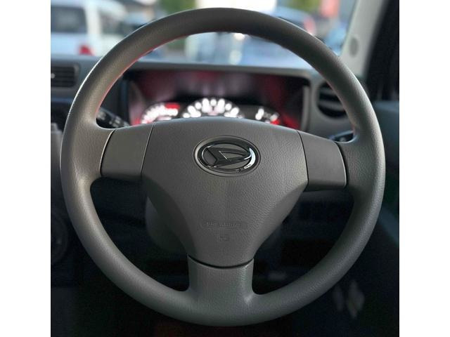 �n���h���́A�Ԃ̑��쐫�𒼊��I�Ɋ�����d�v�ȕ����ł��B�h���C�o�[�̎�̂Ђ�Ƀt�B�b�g����f�U�C�����A���K�ȃh���C�u���������܂���