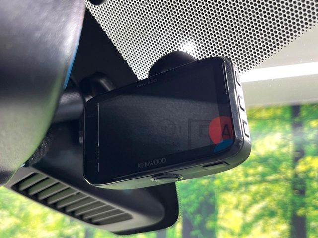 【ドライブレコーダー】安心・安全なカーライフに必須のドライブレコーダーを装備!走行中はもちろん、あおり運転や事故に遭遇した際の状況も映像で記録し、万一のリスクに備えます。