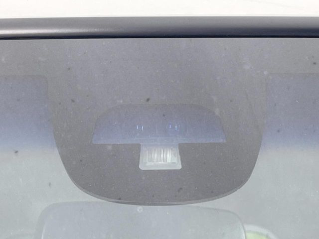 【ホンダセンシング】走行中に前方の車両等を認識し、衝突しそうな時は警報とブレーキで衝突回避と被害軽減をアシスト。より安全にドライブをお楽しみいただけます。