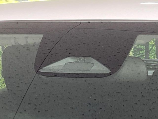 【ホンダセンシング】走行中に前方の車両等を認識し、衝突しそうな時は警報とブレーキで衝突回避と被害軽減をアシスト。より安全にドライブをお楽しみいただけます。