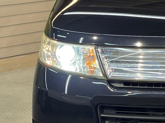 【HIDヘッドライト】非常に明るく前方を照らしてくれるので、悪天候や夜間の走行時も視界良好で安心してお乗りいただけます。