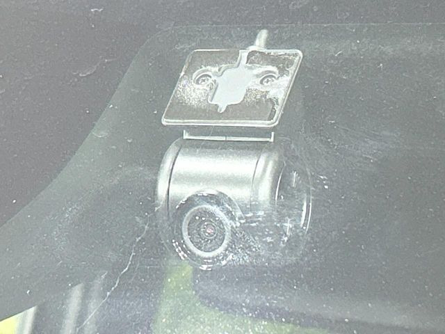 【ドライブレコーダー】安心・安全なカーライフに必須のドライブレコーダーを装備!走行中はもちろん、あおり運転や事故に遭遇した際の状況も映像で記録し、万一のリスクに備えます。