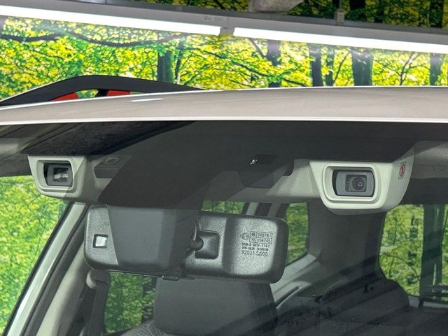 【アイサイト】前方の車両等を検知し、衝突しそうな時は警報で注意を促し、ブレーキを踏む力をサポート。ブレーキを踏めなかった場合は衝突被害軽減ブレーキが作動、衝突回避をサポートします。