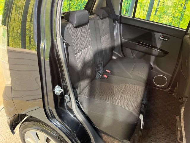 後部座席も気になるようなキズ・汚れやへたり等、大きなダメージはなく、良好な状態です。
